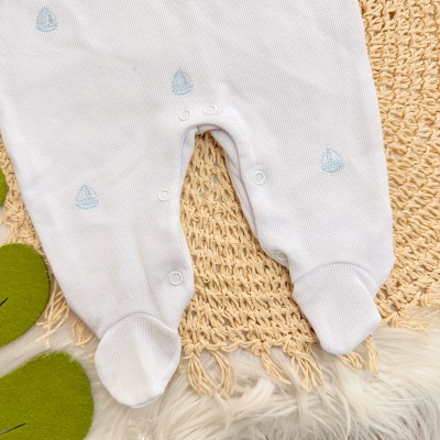 Macacão Tricotil (Tricot 100% Algodão) com Gola e Bordado - Branco Barquinhos